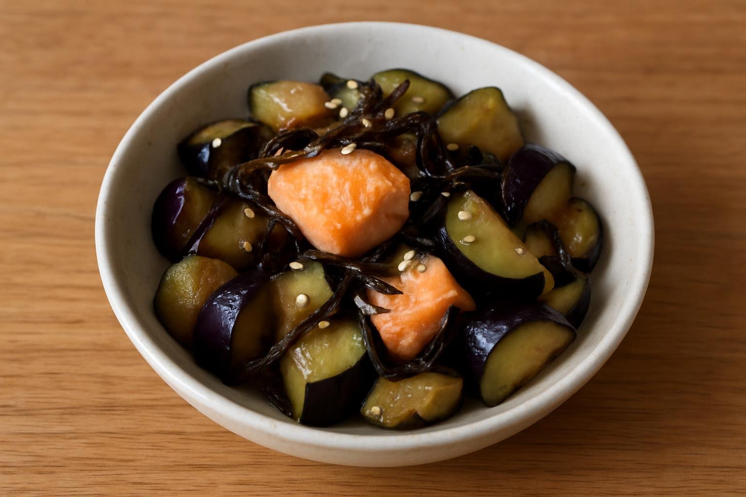 なすと鮭のレンジ塩昆布和え